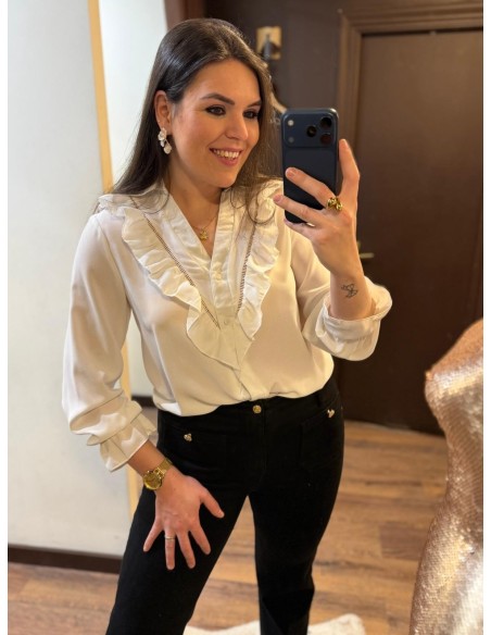 Blusa blanca botones volante