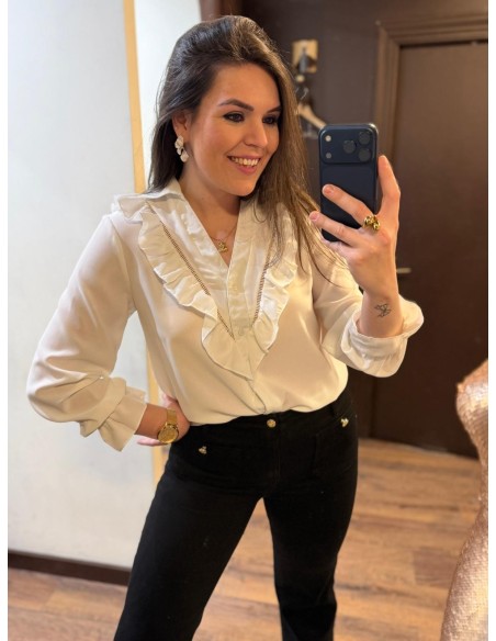 Blusa blanca botones volante