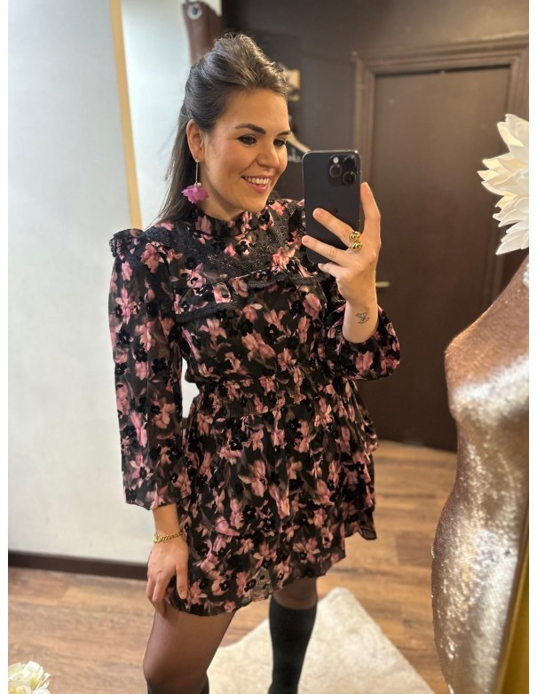 Vestido cuello rosa